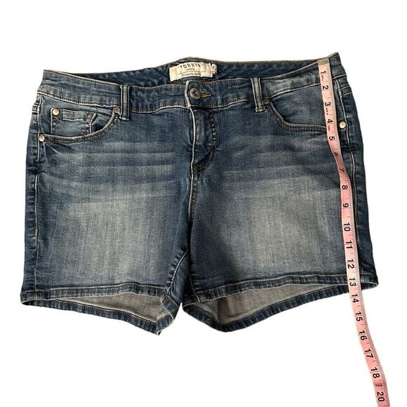 Torrid ~ Blue denim shorts ~ size 14 ~ 2% spandex for added comfort - Picture 4 of 7